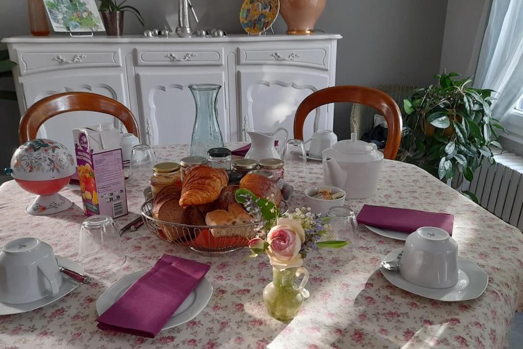 Les Abelias Bed & Breakfast Hauterive  ภายนอก รูปภาพ